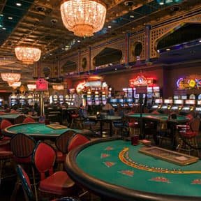 Ruang studio kasino langsung pisces toto dengan meja permainan dan croupier profesional siap melayani